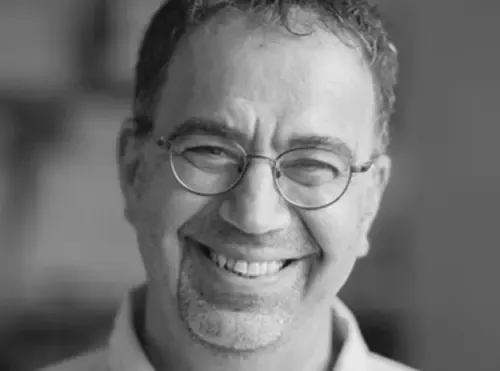 Daron Acemoglu, premio Nobel per l'economia 2024, ritratto in bianco e nero