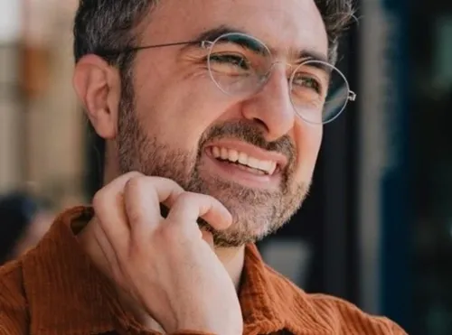 Mustafa Suleyman, CEO di Microsoft AI, autore del saggio sull'intelligenza artificiale apparentemente cosciente