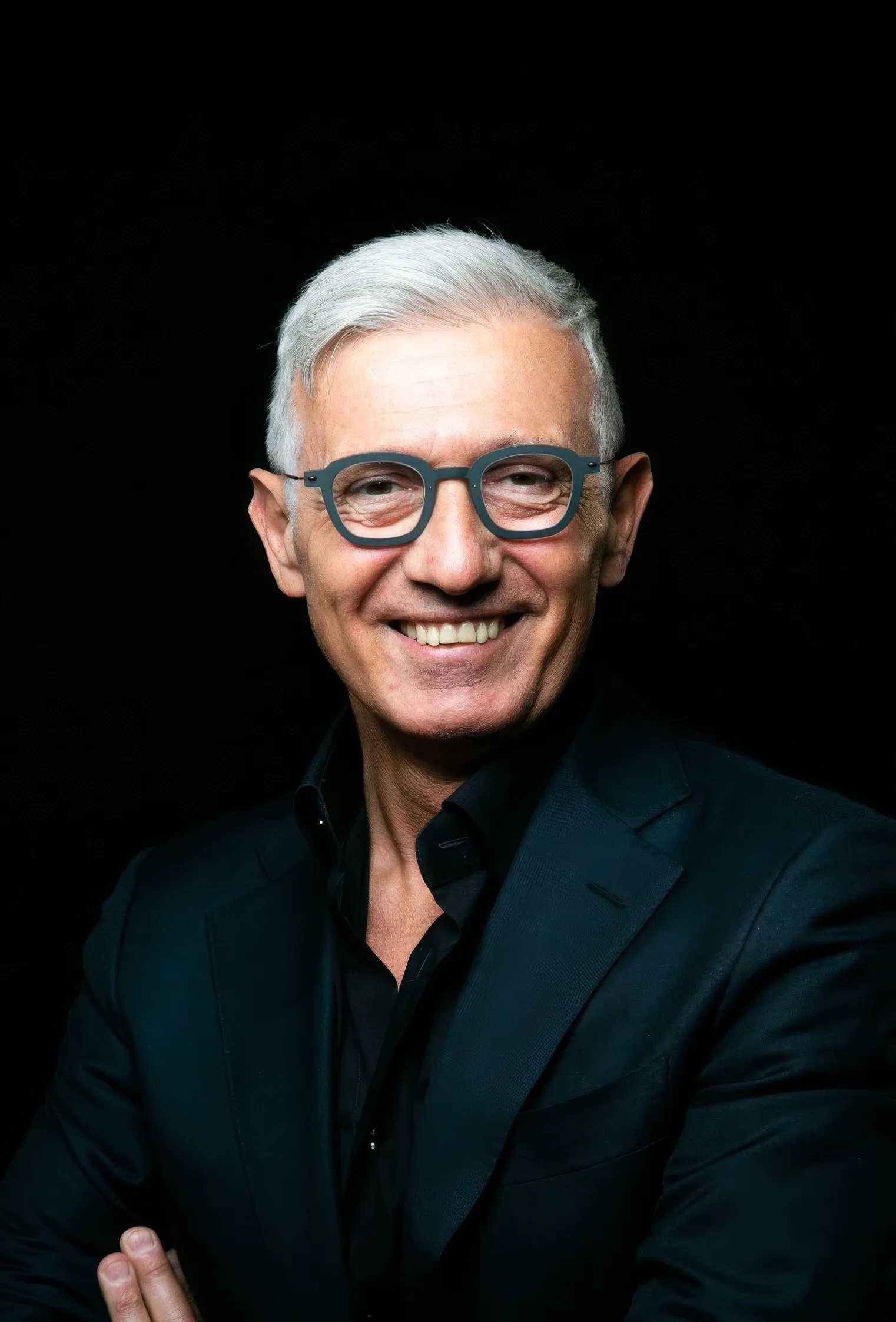 Fausto Turco, in abito elegante, che sorride, pronto per un nuovo evento.