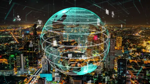 Panorama notturno con grattacieli illuminati e un mondo digitale al centro, simbolo della rete globale della digital economy