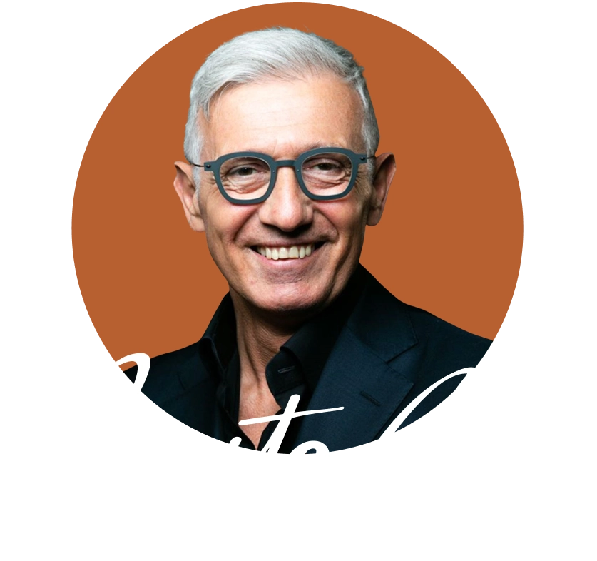 Ritratto di Fausto Turco, sorridente, con occhiali e capelli grigi.