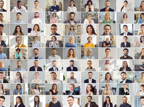 Volti di professionisti diversi che rappresentano il cambiamento del lavoro nell’era dell’AI e delle trasformazioni organizzative